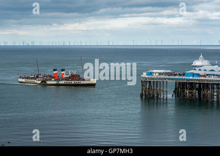 Der letzte seetüchtige Raddampfer Welt der Waverley in Llandudno. Clwyd Nordwales. Der viktorianische pier Stockfoto