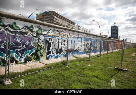 East Side Gallery Graffiti-Kunst, Gemälde auf dem verbleibenden Teil der Berliner Mauer Stockfoto