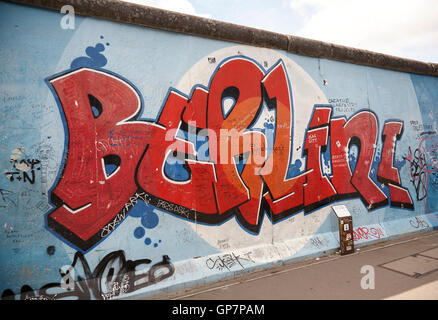 East Side Gallery Graffiti-Kunst, Gemälde auf dem verbleibenden Teil der Berliner Mauer Stockfoto