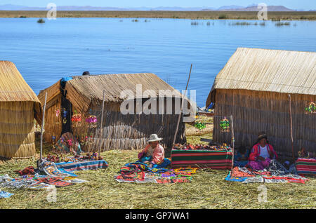 Handgemachte Insel besteht aus vielen Schichten von Totora-Schilf, bewohnt von Aymara-community Stockfoto