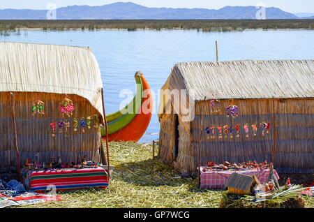 Handgemachte Insel besteht aus vielen Schichten von Totora-Schilf, bewohnt von Aymara-community Stockfoto