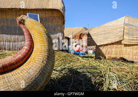 Handgemachte Insel besteht aus vielen Schichten von Totora-Schilf, bewohnt von Aymara-community Stockfoto