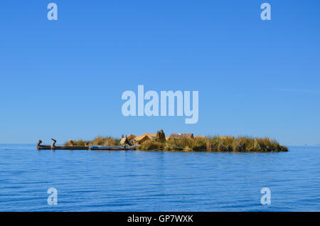 Handgemachte Insel besteht aus vielen Schichten von Totora-Schilf, bewohnt von Aymara-community Stockfoto