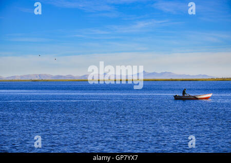 PUNO REGION, PERU: 31. Mai 2013: Fischer in seinem Boot am Titicaca-See Stockfoto