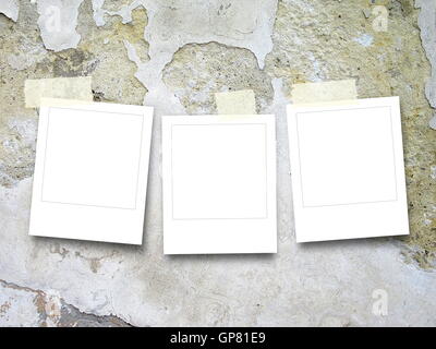 Nahaufnahme von drei leere Bilderrahmen quadratisch instant mit Klebeband auf zerkratzt und rissiger Betonwand Hintergrund Stockfoto