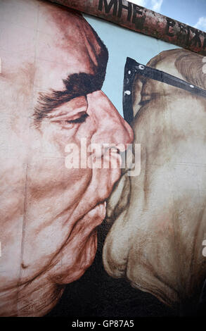 East Side Gallery Berlin. Mortal Kiss von Dmitri Vrubel detail Stockfoto