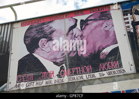 East Side Gallery Berlin. Mortal Kiss von Dmitri Vrubel Stockfoto