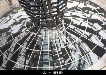 Innenansicht der Reichstagskuppel in Berlin reflektierendes Glas Blick hinunter auf das Gebäude Stockfoto