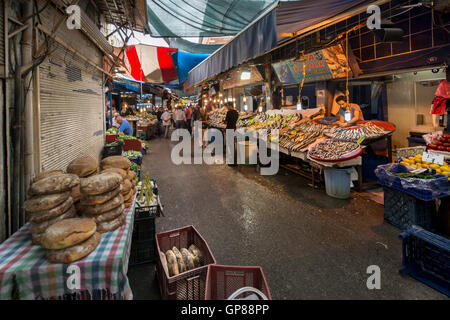Lebensmittel-Anbietern in der Synagoge Street von Kemeralti historische Basarviertel in Izmir, Türkei Stockfoto
