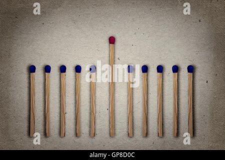 Rot steht Mitte entsprechen eine Reihe von blauen. Sich abheben von der Masse, Leadership, Unterschied Konzept Stockfoto