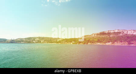 Bunte Panoramablick von der Küste des Schwarzen Meeres, Stadt Balchik, Bulgarien. Stockfoto