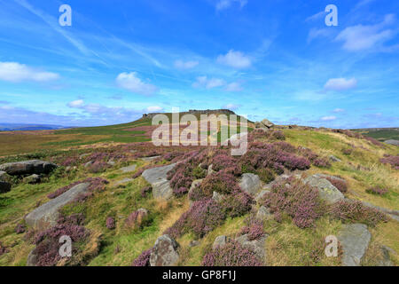 Heideland führt zu Higger Tor von Carl Wark auf Hathersage Moor, Peak District National Park, Sheffield, South Yorkshire, England, UK. Stockfoto