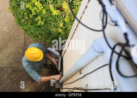 Erhöhten Blick auf Kabel-Installer arbeitet an Haus-Access-point Stockfoto