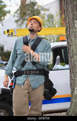 Lineman suchen Oberleitungen am Standort Stockfoto