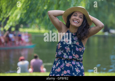 Porträt der glückliche Hispanic Frau lächelnd in einem park Stockfoto