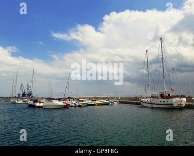 Kleine Gruppe von Segelboote im Wasser des Meeres, Balchik, Bulgarien Stockfoto
