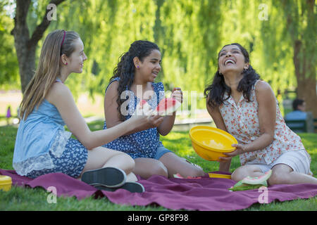 Hispanic Familienglück mit einem Picknick im park Stockfoto