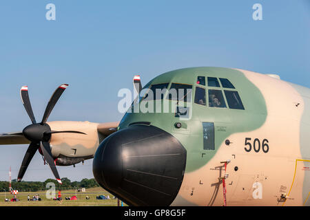 Königliche Luftwaffe von Oman Lockheed Martin C-130J Hercules-Transportflugzeuge. Stockfoto