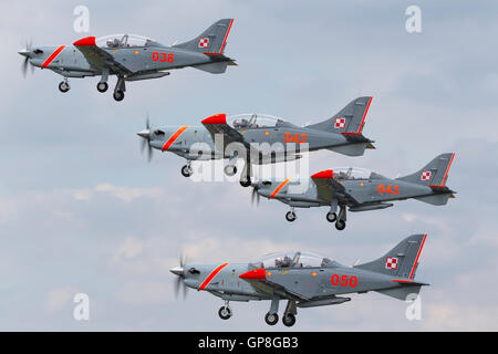 Polnische Luftwaffe (Sily Powietrzne) PZL-Okecie PZL-130TC-2 Orlik Flugzeuge aus der Kunstflugstaffel "Orlik" Stockfoto