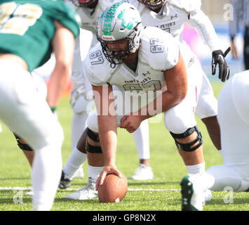 Donnybrook Stadion, Dublin, Irland. 02. Sep, 2016. American College-Football. Allerheiligsten Dreifaltigkeit versus St Peters Prep. Zentrum Harley Monteiro (St Peters) bereitet sich auf den Ball zu fangen. Bildnachweis: Aktion Plus Sport/Alamy Live-Nachrichten Stockfoto