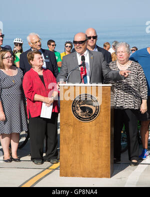 Santa Monica, Kalifornien, USA. 1. September 2016. Santa Monica Bürgermeister Tony Vazquez hält eine Rede bei der Wiedereröffnung Ceremeonies von Kalifornien neigen, das Wahrzeichen-Straße, die für den Wiederaufbau seit 17 Monaten geschlossen wurde.  Bildnachweis: Sheri Determan / Alamy Live News Stockfoto