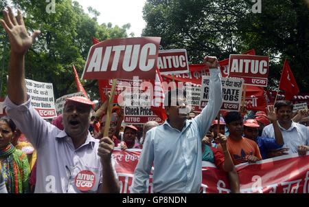 Neu-Delhi, Indien. 2. Sep, 2016. Indische Arbeiter beteiligen sich an einer Kundgebung im Rahmen des bundesweiten Streik bei Jantar Mantar in New Delhi, der Hauptstadt von Indien, 2. September 2016. Millionen von Arbeitnehmern in indischen Bundesstaaten, die Freitag einen Tag lang beobachtet, Streik anspruchsvolle bessere Löhne und neue Arbeit Reformen. Bildnachweis: Stringer/Xinhua/Alamy Live-Nachrichten Stockfoto