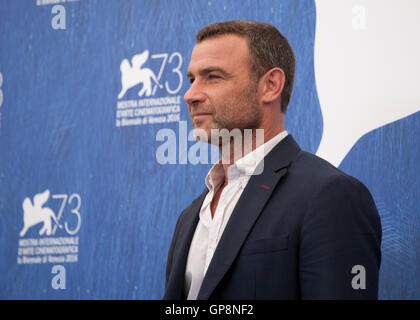 Venedig, Italien. 2. September 2016. Liev Schreiber bei der Bleeder Film Fototermin auf dem 73. Venedig Film Festival, Sala Grande auf Freitag, 2. September 2016, Venedig Lido. Bildnachweis: Doreen Kennedy/Alamy Live-Nachrichten Stockfoto