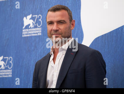 Venedig, Italien. 2. September 2016. Liev Schreiber bei der Bleeder Film Fototermin auf dem 73. Venedig Film Festival, Sala Grande auf Freitag, 2. September 2016, Venedig Lido. Bildnachweis: Doreen Kennedy/Alamy Live-Nachrichten Stockfoto