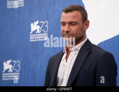 Venedig, Italien. 2. September 2016. Liev Schreiber bei der Bleeder Film Fototermin auf dem 73. Venedig Film Festival, Sala Grande auf Freitag, 2. September 2016, Venedig Lido. Bildnachweis: Doreen Kennedy/Alamy Live-Nachrichten Stockfoto