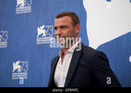 Venedig, Italien. 2. September 2016. Liev Schreiber bei der Bleeder Film Fototermin auf dem 73. Venedig Film Festival, Sala Grande auf Freitag, 2. September 2016, Venedig Lido. Bildnachweis: Doreen Kennedy/Alamy Live-Nachrichten Stockfoto