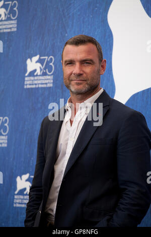 Venedig, Italien. 2. September 2016. Liev Schreiber bei der Bleeder Film Fototermin auf dem 73. Venedig Film Festival, Sala Grande auf Freitag, 2. September 2016, Venedig Lido. Bildnachweis: Doreen Kennedy/Alamy Live-Nachrichten Stockfoto