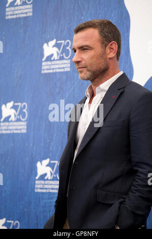 Venedig, Italien. 2. September 2016. Liev Schreiber bei der Bleeder Film Fototermin auf dem 73. Venedig Film Festival, Sala Grande auf Freitag, 2. September 2016, Venedig Lido. Bildnachweis: Doreen Kennedy/Alamy Live-Nachrichten Stockfoto