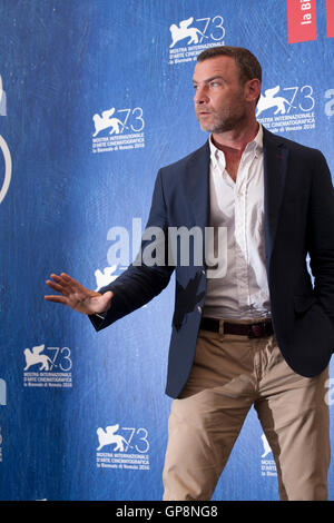 Venedig, Italien. 2. September 2016. Liev Schreiber bei der Bleeder Film Fototermin auf dem 73. Venedig Film Festival, Sala Grande auf Freitag, 2. September 2016, Venedig Lido. Bildnachweis: Doreen Kennedy/Alamy Live-Nachrichten Stockfoto