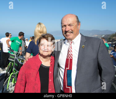 Santa Monica, Kalifornien, USA. 1. September 2016. Los Angeles County Supervisor Sheila Kuehl und Santa Monica Bürgermeister Tony Vazquez bei der Wiedereröffnung Zeremonien für Kalifornien neigen, ein Wahrzeichen-Straße befindet sich in Santa Monica, Kalifornien, die den Strand am Pacific Coast Highway mit dem Rest der Stadt oberhalb der Klippen verbindet.  Bildnachweis: Sheri Determan / Alamy Live News Stockfoto