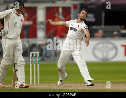 Old Trafford, Manchester, UK. 02. Sep, 2016. Specsavers County Championship. Lancashire versus Somerset. Somerset Allrounder Lewis Gregory bowling. Bildnachweis: Aktion Plus Sport/Alamy Live-Nachrichten Stockfoto