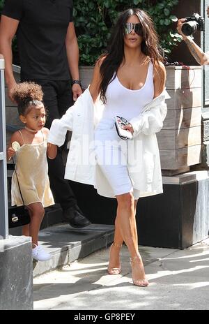 New York, USA. 2. September 2016.  Kim Kardashian West und Nord-West gesehen, so dass ihre Luxus Airbnb in New York City auf 2. September 2016 Tochter.  Bildnachweis: MediaPunch Inc/Alamy Live-Nachrichten Stockfoto