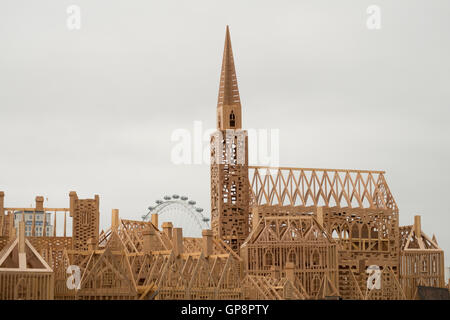 London, UK. 2. September 2016. Heute ist der 350. Jahrestag des Beginns des The Great Fire of London. Eine riesige, 120 Meter lange hölzerne Skulptur zeigt die Skyline von London im 17. Jahrhundert entworfen von David Best wird auf der Themse am 4. September zwischen Waterloo Bridge und Blackfriars Bridge angezündet werden.   Bildnachweis: Claire Doherty/Alamy Live News Stockfoto