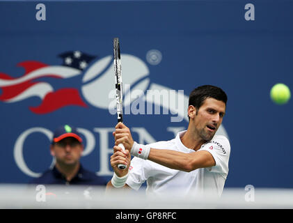 New York, USA. 2. Sep, 2016. Novak Djokovic Serbien trifft eine Rückkehr gegen Mikhail Youzhny Russlands in eine Herren Einzel dritten Vorrundenspiel beim US Open Tennisturnier in New York, Vereinigte Staaten, 2. September 2016 2016. Mikhail Youzhny beendete das Spiel aufgrund einer Verletzung und Novak Djokovic trat in die nächste Runde. Bildnachweis: Qin Lang/Xinhua/Alamy Live-Nachrichten Stockfoto