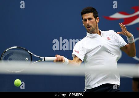 New York, USA. 2. Sep, 2016. Novak Djokovic Serbien trifft eine Rückkehr gegen Mikhail Youzhny Russlands in eine Herren Einzel dritten Vorrundenspiel beim US Open Tennisturnier in New York, Vereinigte Staaten, 2. September 2016 2016. Mikhail Youzhny beendete das Spiel aufgrund einer Verletzung und Novak Djokovic trat in die nächste Runde. Bildnachweis: Qin Lang/Xinhua/Alamy Live-Nachrichten Stockfoto