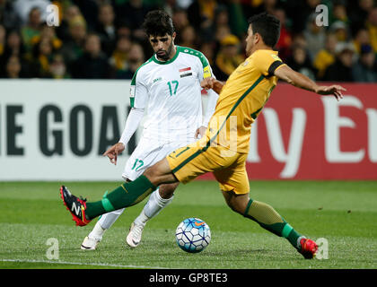 Perth, Western Australia, Australien. 1. September 2016. ALAA ALI MHAWI des Irak von MASSIMO LUONGO von Australien während des 2018 FIFA WM asiatische Qualifikation Spiels gespielt NIB Stadium am 1. September 2016 in Perth, Australien in Angriff genommen wird. © Theron Kirkman/ZUMA Wire/ZUMAPRESS.com/Alamy Live-Nachrichten Stockfoto