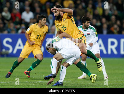 Perth, Western Australia, Australien. 1. September 2016. SADD ABDULAMEER des Irak von MILE JEDINAK von Australien während des 2018 FIFA WM asiatische Qualifikation Spiels gespielt NIB Stadium am 1. September 2016 in Perth, Australien in Angriff genommen wird. © Theron Kirkman/ZUMA Wire/ZUMAPRESS.com/Alamy Live-Nachrichten Stockfoto