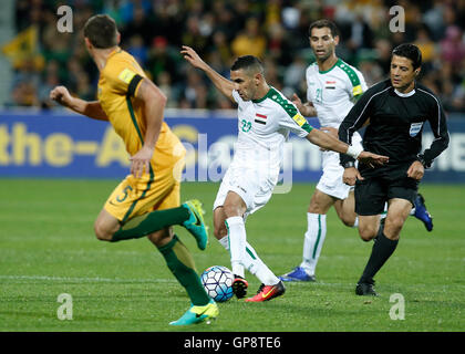 Perth, Western Australia, Australien. 1. September 2016. ALI ABBAS des Irak steuert Ball gegen Australien während des 2018 FIFA WM asiatische Qualifikation Spiels gespielt NIB Stadium am 1. September 2016 in Perth, Australien. © Theron Kirkman/ZUMA Wire/ZUMAPRESS.com/Alamy Live-Nachrichten Stockfoto