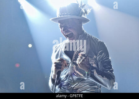 Hamilton, ON, Kanada. 16. August 2016. 16. August 2016 - Hamilton, Ontario, Kanada. Gord Downie führt Lead-Sänger der kanadischen Rockband Tragically Hip auf der Bühne während der "Mensch-Maschine-Gedicht" Final Tour im FirstOntario Zentrum. Bildnachweis: Brent Perniac/AdMedia © Brent Perniac/AdMedia/ZUMA Draht/Alamy Live-Nachrichten Stockfoto