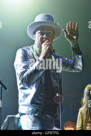 Hamilton, ON, Kanada. 16. August 2016. 16. August 2016 - Hamilton, Ontario, Kanada. Gord Downie führt Lead-Sänger der kanadischen Rockband Tragically Hip auf der Bühne während der "Mensch-Maschine-Gedicht" Final Tour im FirstOntario Zentrum. Bildnachweis: Brent Perniac/AdMedia © Brent Perniac/AdMedia/ZUMA Draht/Alamy Live-Nachrichten Stockfoto