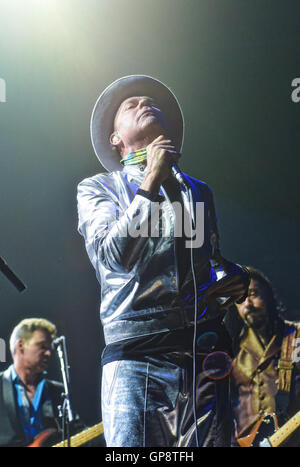 Hamilton, ON, Kanada. 16. August 2016. 16. August 2016 - Hamilton, Ontario, Kanada. Gord Downie führt Lead-Sänger der kanadischen Rockband Tragically Hip auf der Bühne während der "Mensch-Maschine-Gedicht" Final Tour im FirstOntario Zentrum. Bildnachweis: Brent Perniac/AdMedia © Brent Perniac/AdMedia/ZUMA Draht/Alamy Live-Nachrichten Stockfoto