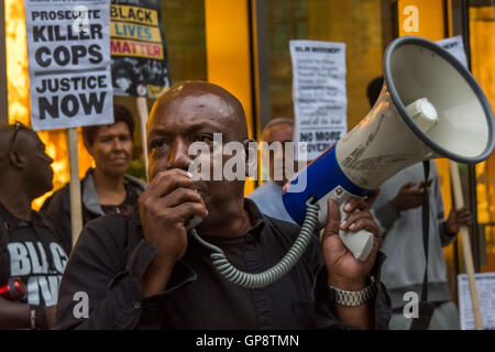 London, UK. 2. Sep, 2016. London, UK. 2. September 2016. Die Black lebt Materie Bewegung Proteste außerhalb der unabhängigen Polizei klagt Kommission fordern die IPCC radikal überarbeitet werden, so wird es richtig untersuchen und Verfolgung von Polizeibeamten rechtswidrig Tote, darunter beteiligt, dass der ehemalige Aston Villa, Sheffield Wednesday und Ipswich Stürmer Dalian Atkinson, starb nachdem er Tasered von der Polizei außerhalb seines Vaters Haus in Telford am 15. August. Plakate rufen Sie für "No mehr Jacken" und "Verfolgung Killer Cops - Justice Now". Peter Marshall Bilder Live (Credit Stockfoto