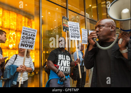 London, UK. 2. Sep, 2016. London, UK. 2. September 2016. Die Black lebt Materie Bewegung Proteste außerhalb der unabhängigen Polizei klagt Kommission fordern die IPCC radikal überarbeitet werden, so wird es richtig untersuchen und Verfolgung von Polizeibeamten rechtswidrig Tote, darunter beteiligt, dass der ehemalige Aston Villa, Sheffield Wednesday und Ipswich Stürmer Dalian Atkinson, starb nachdem er Tasered von der Polizei außerhalb seines Vaters Haus in Telford am 15. August. Plakate rufen Sie für "No mehr Jacken" und "Verfolgung Killer Cops - Justice Now". Peter Marshall Bilder Live (Credit Stockfoto