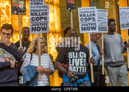 London, UK. 2. Sep, 2016. London, UK. 2. September 2016. Die Black lebt Materie Bewegung Proteste außerhalb der unabhängigen Polizei klagt Kommission fordern die IPCC radikal überarbeitet werden, so wird es richtig untersuchen und Verfolgung von Polizeibeamten rechtswidrig Tote, darunter beteiligt, dass der ehemalige Aston Villa, Sheffield Wednesday und Ipswich Stürmer Dalian Atkinson, starb nachdem er Tasered von der Polizei außerhalb seines Vaters Haus in Telford am 15. August. Plakate rufen Sie für "No mehr Jacken" und "Verfolgung Killer Cops - Justice Now". Peter Marshall Bilder Live (Credit Stockfoto