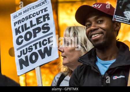 London, UK. 2. Sep, 2016. London, UK. 2. September 2016. Die Black lebt Materie Bewegung Proteste außerhalb der unabhängigen Polizei klagt Kommission fordern die IPCC radikal überarbeitet werden, so wird es richtig untersuchen und Verfolgung von Polizeibeamten rechtswidrig Tote, darunter beteiligt, dass der ehemalige Aston Villa, Sheffield Wednesday und Ipswich Stürmer Dalian Atkinson, starb nachdem er Tasered von der Polizei außerhalb seines Vaters Haus in Telford am 15. August. Plakate rufen Sie für "No mehr Jacken" und "Verfolgung Killer Cops - Justice Now". Peter Marshall Bilder Live (Credit Stockfoto