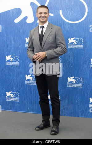 Jeremy Renner während der "Ankunft" Photocall auf der 73. Venice International Film Festival am 1. September 2016 in Venedig, Italien. | Verwendung Weltweit/Picture alliance Stockfoto